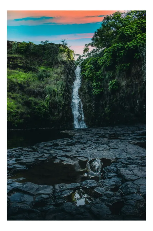 Tablou Canvas, "Cascada în amurgul pădurii tropicale", Apus, Cascadă, Stânci, Vegetație, Apă, Reflecție, Verdeață, Cer, Nori, Natural, Sălbatic, Pitoresc, Peisaj, Tranquil, Frumusețe., 39 x 54 cm