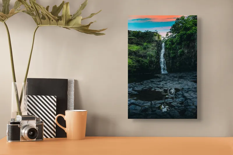 Tablou Canvas, "Cascada în amurgul pădurii tropicale", Apus, Cascadă, Stânci, Vegetație, Apă, Reflecție, Verdeață, Cer, Nori, Natural, Sălbatic, Pitoresc, Peisaj, Tranquil, Frumusețe., 26 x 39 cm – poza 3