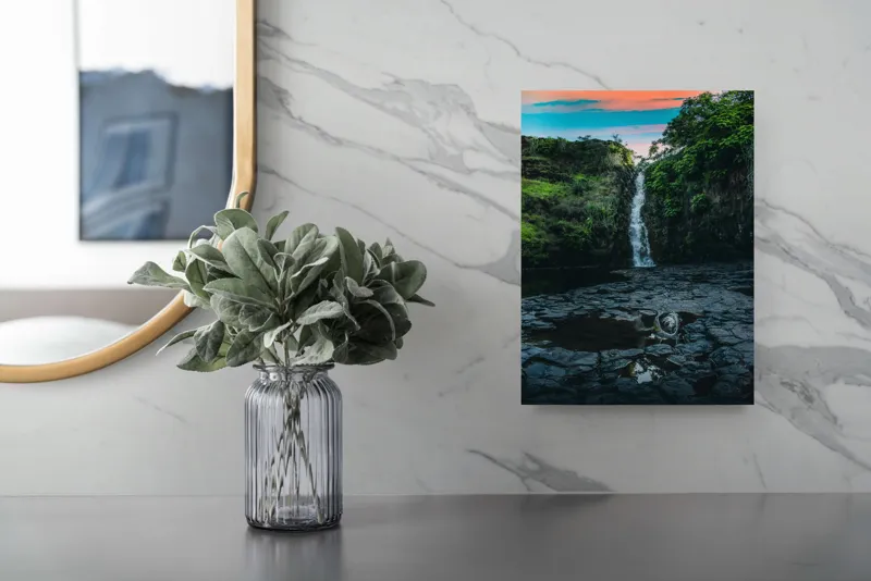 Tablou Canvas, "Cascada în amurgul pădurii tropicale", Apus, Cascadă, Stânci, Vegetație, Apă, Reflecție, Verdeață, Cer, Nori, Natural, Sălbatic, Pitoresc, Peisaj, Tranquil, Frumusețe., 26 x 39 cm – poza 4