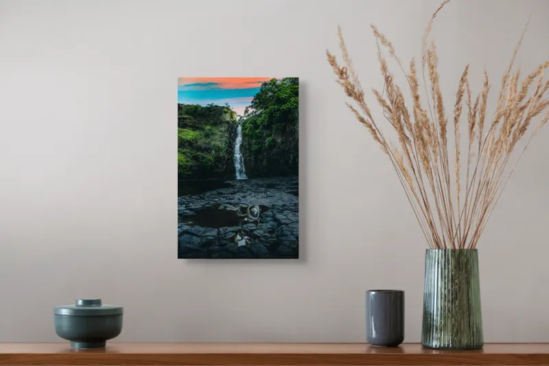 Tablou Canvas, "Cascada în amurgul pădurii tropicale", Apus, Cascadă, Stânci, Vegetație, Apă, Reflecție, Verdeață, Cer, Nori, Natural, Sălbatic, Pitoresc, Peisaj, Tranquil, Frumusețe., 26 x 39 cm – poza 5