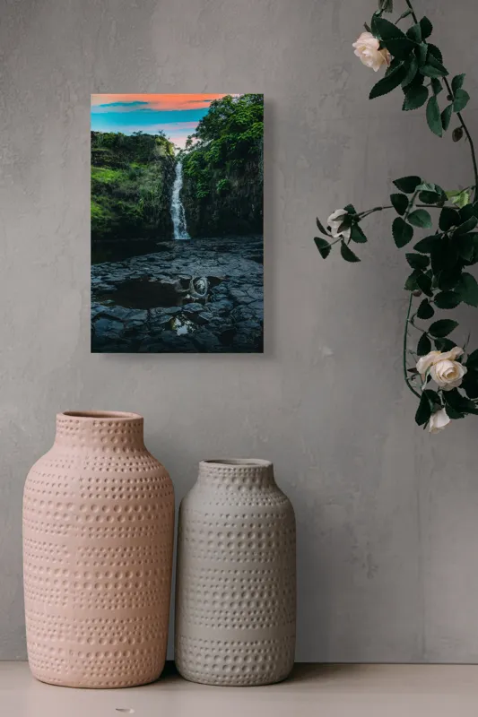Tablou Canvas, "Cascada în amurgul pădurii tropicale", Apus, Cascadă, Stânci, Vegetație, Apă, Reflecție, Verdeață, Cer, Nori, Natural, Sălbatic, Pitoresc, Peisaj, Tranquil, Frumusețe., 26 x 39 cm – poza 6