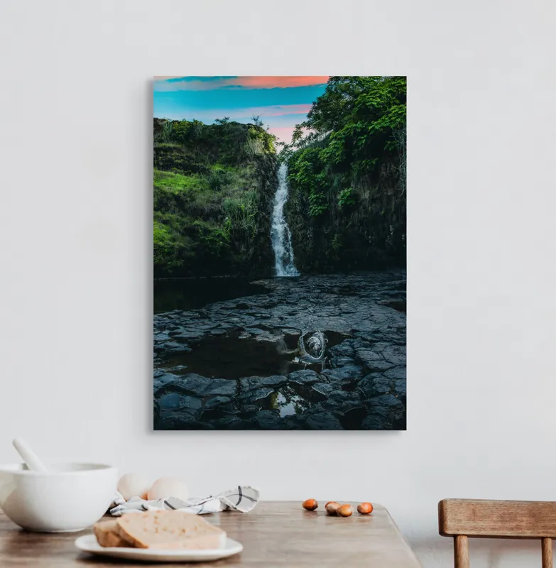 Tablou Canvas, "Cascada în amurgul pădurii tropicale", Apus, Cascadă, Stânci, Vegetație, Apă, Reflecție, Verdeață, Cer, Nori, Natural, Sălbatic, Pitoresc, Peisaj, Tranquil, Frumusețe., 50 x 70 cm – poza 3