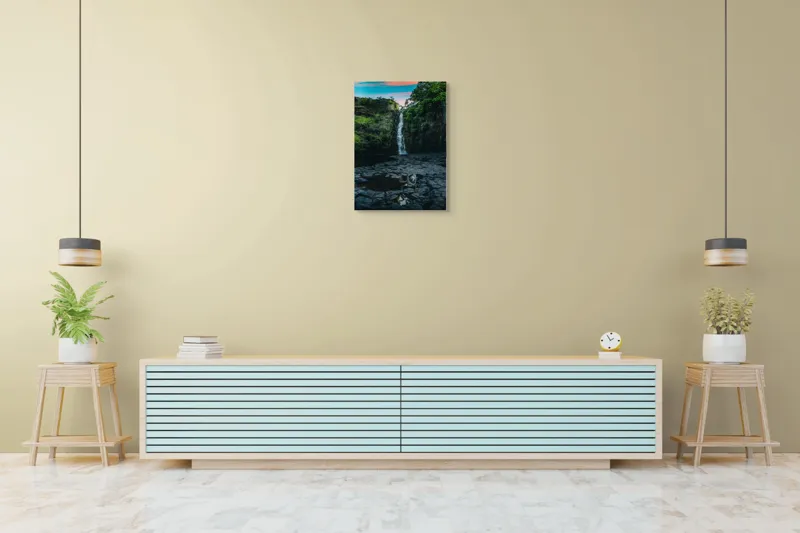 Tablou Canvas, "Cascada în amurgul pădurii tropicale", Apus, Cascadă, Stânci, Vegetație, Apă, Reflecție, Verdeață, Cer, Nori, Natural, Sălbatic, Pitoresc, Peisaj, Tranquil, Frumusețe., 50 x 70 cm – poza 6