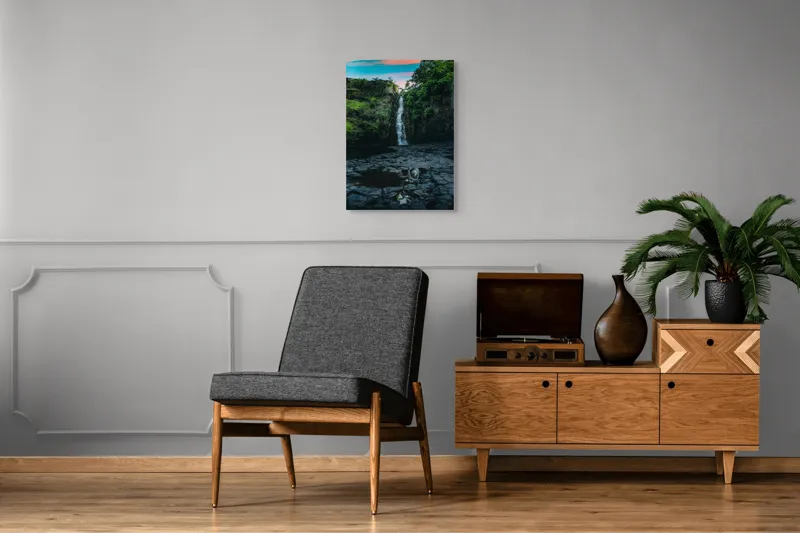 Tablou Canvas, "Cascada în amurgul pădurii tropicale", Apus, Cascadă, Stânci, Vegetație, Apă, Reflecție, Verdeață, Cer, Nori, Natural, Sălbatic, Pitoresc, Peisaj, Tranquil, Frumusețe., 50 x 70 cm – poza 8