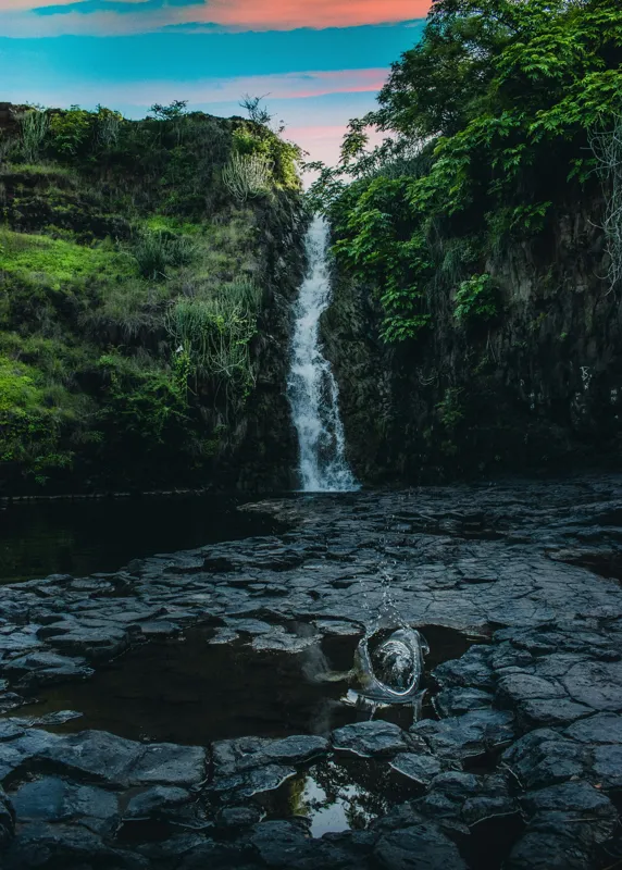 Tablou Canvas, "Cascada în amurgul pădurii tropicale", Apus, Cascadă, Stânci, Vegetație, Apă, Reflecție, Verdeață, Cer, Nori, Natural, Sălbatic, Pitoresc, Peisaj, Tranquil, Frumusețe., 50 x 70 cm – poza 2