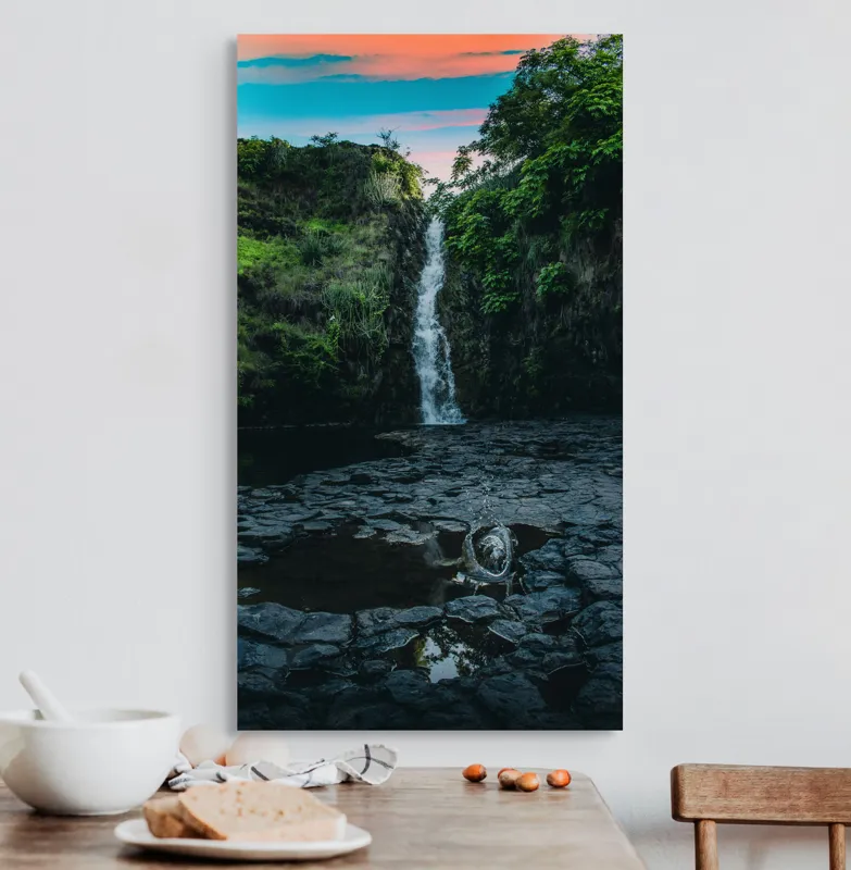 Tablou Canvas, "Cascada în amurgul pădurii tropicale", Apus, Cascadă, Stânci, Vegetație, Apă, Reflecție, Verdeață, Cer, Nori, Natural, Sălbatic, Pitoresc, Peisaj, Tranquil, Frumusețe., 50 x 90 cm – poza 3