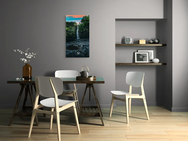 Tablou Canvas, "Cascada în amurgul pădurii tropicale", Apus, Cascadă, Stânci, Vegetație, Apă, Reflecție, Verdeață, Cer, Nori, Natural, Sălbatic, Pitoresc, Peisaj, Tranquil, Frumusețe., 50 x 90 cm – poza 4