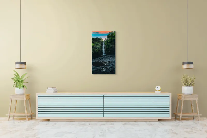 Tablou Canvas, "Cascada în amurgul pădurii tropicale", Apus, Cascadă, Stânci, Vegetație, Apă, Reflecție, Verdeață, Cer, Nori, Natural, Sălbatic, Pitoresc, Peisaj, Tranquil, Frumusețe., 50 x 90 cm – poza 6