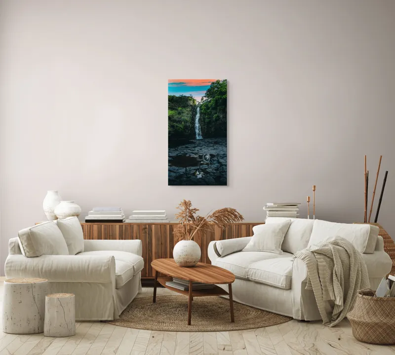 Tablou Canvas, "Cascada în amurgul pădurii tropicale", Apus, Cascadă, Stânci, Vegetație, Apă, Reflecție, Verdeață, Cer, Nori, Natural, Sălbatic, Pitoresc, Peisaj, Tranquil, Frumusețe., 50 x 90 cm – poza 7