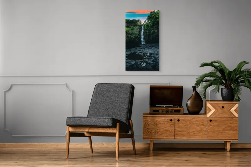 Tablou Canvas, "Cascada în amurgul pădurii tropicale", Apus, Cascadă, Stânci, Vegetație, Apă, Reflecție, Verdeață, Cer, Nori, Natural, Sălbatic, Pitoresc, Peisaj, Tranquil, Frumusețe., 50 x 90 cm – poza 8