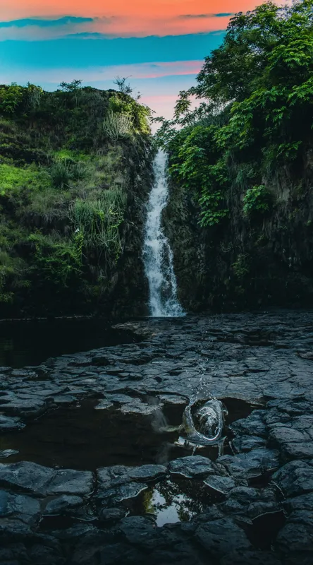 Tablou Canvas, "Cascada în amurgul pădurii tropicale", Apus, Cascadă, Stânci, Vegetație, Apă, Reflecție, Verdeață, Cer, Nori, Natural, Sălbatic, Pitoresc, Peisaj, Tranquil, Frumusețe., 50 x 90 cm – poza 2