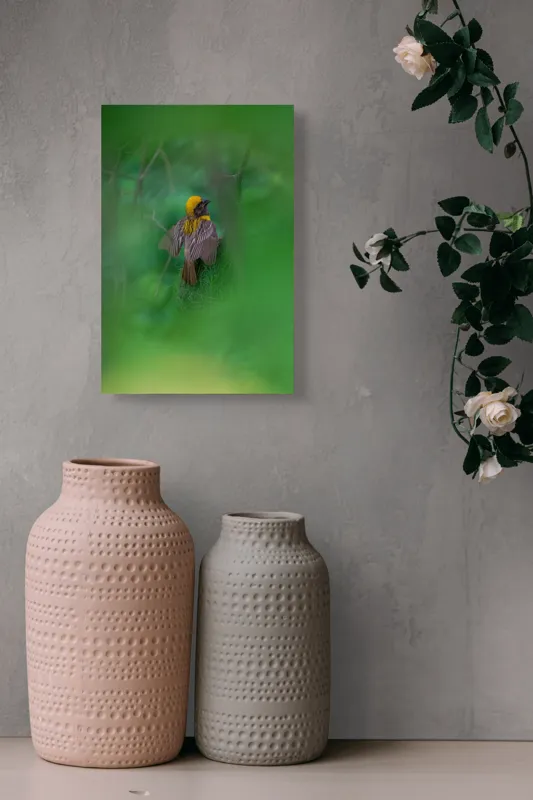 Tablou Canvas, "Păsăre galbenă ascunsă în frunze verzi", Pasăre, Cuib, Penaj, Verde, Ramuri, Natură, Lumină, Frunziș, Delicatețe, Observare, 26 x 39 cm – poza 6