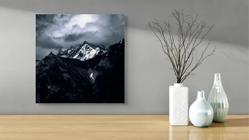 Tablou Canvas, "Muntele învăluit în umbre dramatice", Majestic, Silent, Rugged, Serene, Vast, Captivating, 50 x 50 cm – poza 3