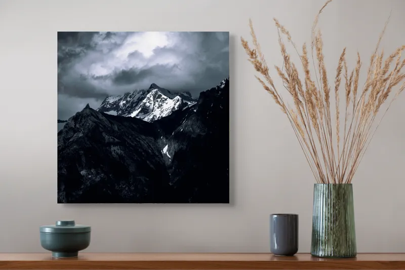 Tablou Canvas, "Muntele învăluit în umbre dramatice", Majestic, Silent, Rugged, Serene, Vast, Captivating, 50 x 50 cm – poza 4