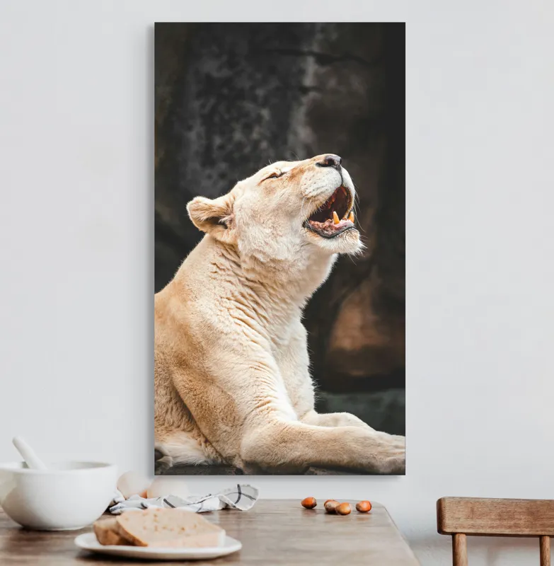 Tablou Canvas, "Leoaica răsunând în amurgul savanei", 50 x 90 cm – poza 3