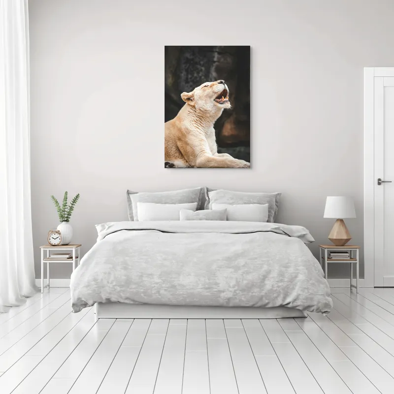 Tablou Canvas, "Leoaica răsunând în amurgul savanei", 70 x 100 cm – poza 3
