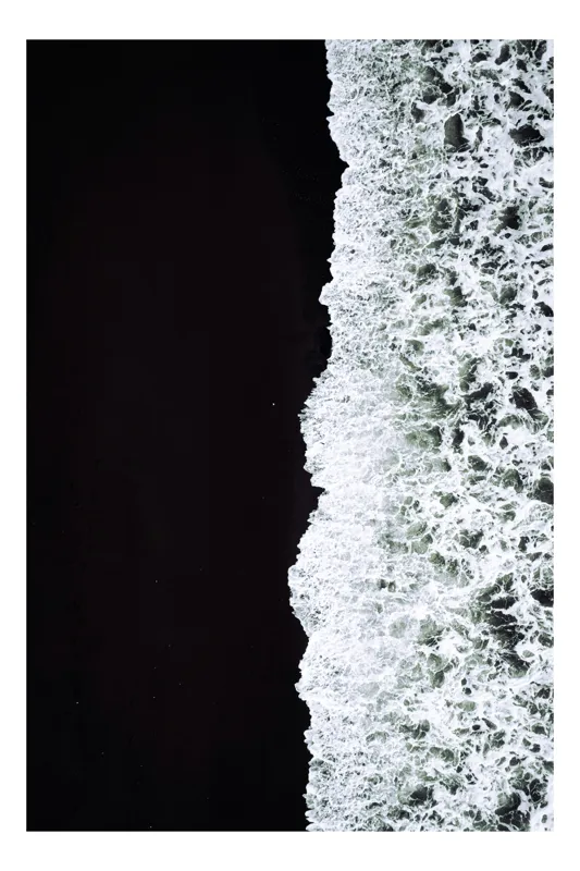 Tablou Canvas, "Spuma mării întâlnește nisipul negru", Valuri, Plajă, Întunecat, Spumă, Contrast, Ocean, Natură, Liniște., 50 x 70 cm