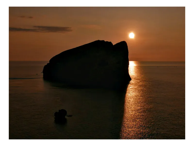 Tablou Canvas, "Silhouette sub apus de soare oceanic", Solitudine, Serenitate, Strălucire, Siluetă, Stâncă, Soare, Sacralitate, Sunet, Sclipire, Scufundare, 50 x 50 cm