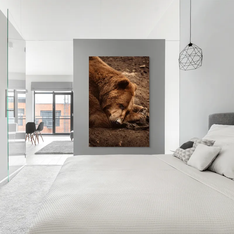 Tablou Canvas, "Ursul în somnul liniștit al pădurii", Ascuns, Blană, Pământ, Odihnă, Urs, Maro, Tihnă, Natură, 100 x 150 cm – poza 5