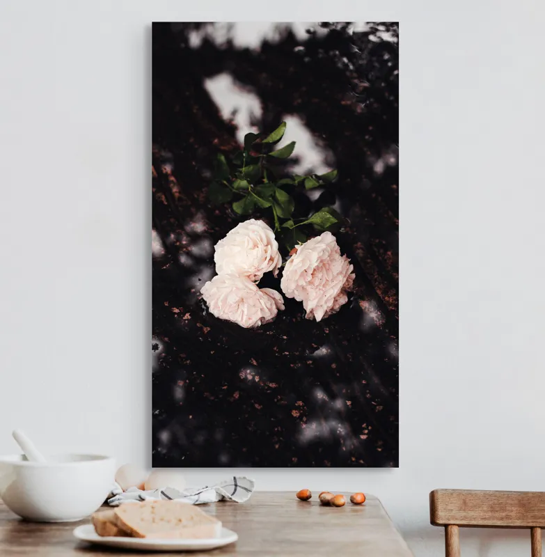 Tablou Canvas, "Flori palide pe pământ umed", Flori, Trandafiri, Petale, Frunze, Contrast, Textură, Eleganță, Delicatețe, Natură, Rafinament, 50 x 90 cm – poza 3