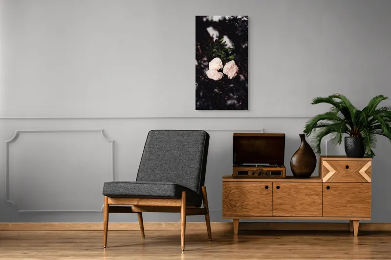 Tablou Canvas, "Flori palide pe pământ umed", Flori, Trandafiri, Petale, Frunze, Contrast, Textură, Eleganță, Delicatețe, Natură, Rafinament, 50 x 90 cm – poza 8