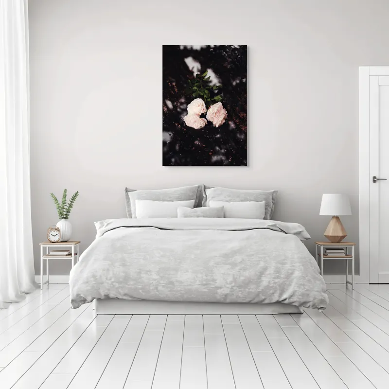Tablou Canvas, "Flori palide pe pământ umed", Flori, Trandafiri, Petale, Frunze, Contrast, Textură, Eleganță, Delicatețe, Natură, Rafinament, 70 x 100 cm – poza 3