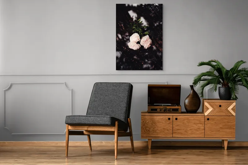 Tablou Canvas, "Flori palide pe pământ umed", Flori, Trandafiri, Petale, Frunze, Contrast, Textură, Eleganță, Delicatețe, Natură, Rafinament, 70 x 100 cm – poza 6