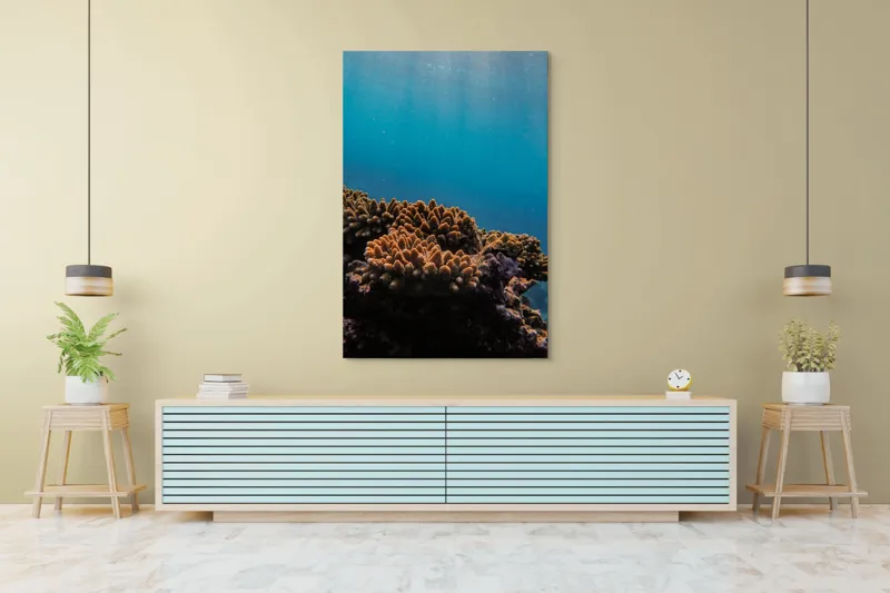 Tablou Canvas, "Corali în lumina strălucitoare a oceanului", Corali, Apă, Lumină, Albastru, Natură, Ecosistem, Ocean, Scufundare, Razele Soarelui, Viață Marină, 100 x 150 cm – poza 4