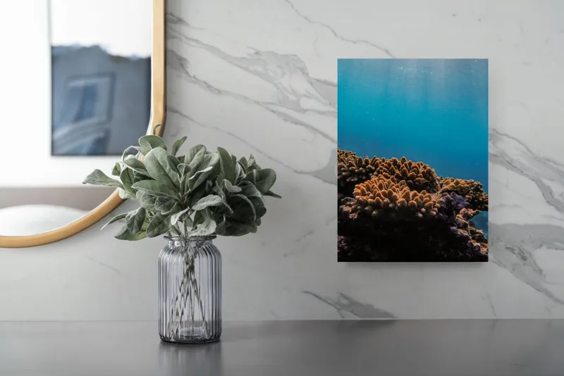 Tablou Canvas, "Corali în lumina strălucitoare a oceanului", Corali, Apă, Lumină, Albastru, Natură, Ecosistem, Ocean, Scufundare, Razele Soarelui, Viață Marină, 26 x 39 cm – poza 4