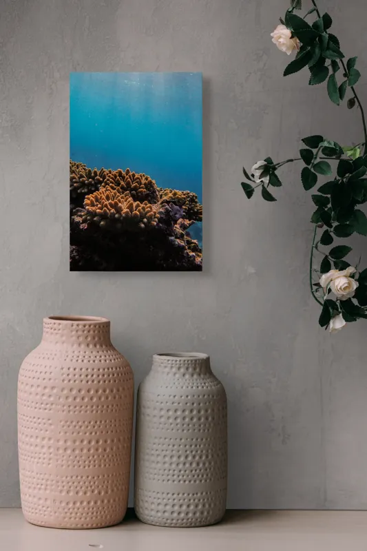 Tablou Canvas, "Corali în lumina strălucitoare a oceanului", Corali, Apă, Lumină, Albastru, Natură, Ecosistem, Ocean, Scufundare, Razele Soarelui, Viață Marină, 26 x 39 cm – poza 6