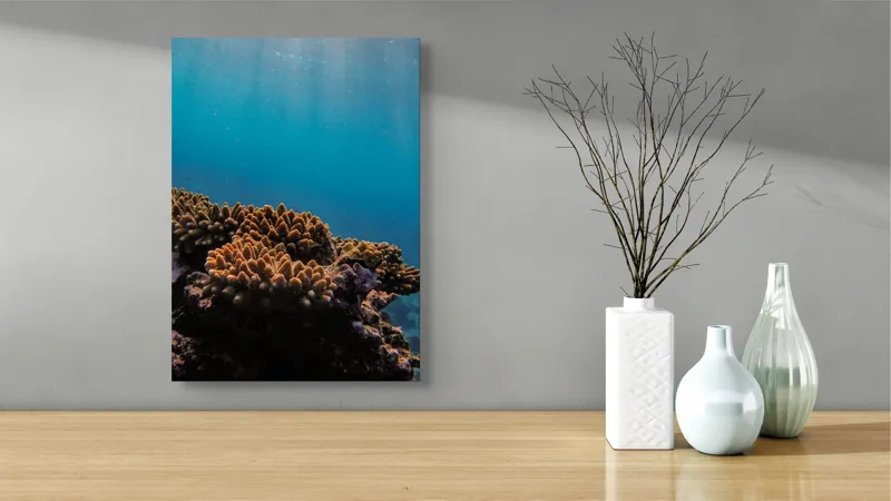 Tablou Canvas, "Corali în lumina strălucitoare a oceanului", Corali, Apă, Lumină, Albastru, Natură, Ecosistem, Ocean, Scufundare, Razele Soarelui, Viață Marină, 39 x 54 cm – poza 4