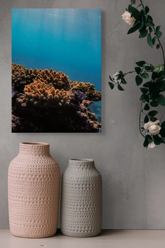 Tablou Canvas, "Corali în lumina strălucitoare a oceanului", Corali, Apă, Lumină, Albastru, Natură, Ecosistem, Ocean, Scufundare, Razele Soarelui, Viață Marină, 39 x 54 cm – poza 6