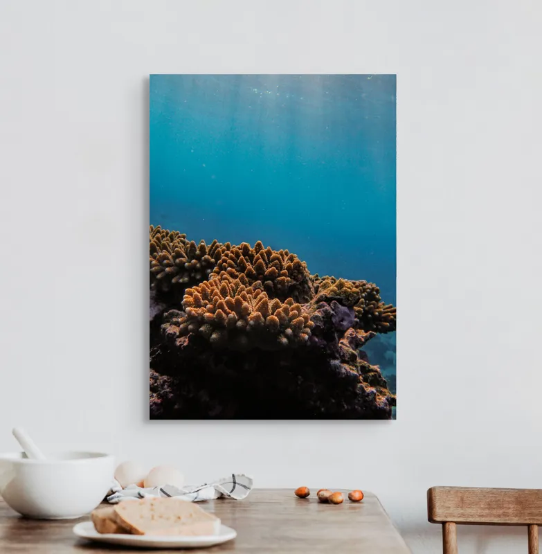Tablou Canvas, "Corali în lumina strălucitoare a oceanului", Corali, Apă, Lumină, Albastru, Natură, Ecosistem, Ocean, Scufundare, Razele Soarelui, Viață Marină, 50 x 70 cm – poza 3