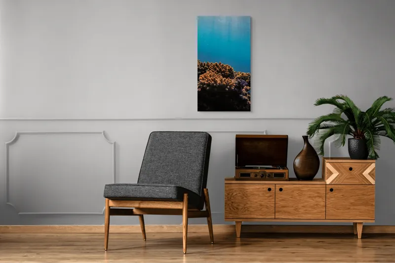 Tablou Canvas, "Corali în lumina strălucitoare a oceanului", Corali, Apă, Lumină, Albastru, Natură, Ecosistem, Ocean, Scufundare, Razele Soarelui, Viață Marină, 50 x 90 cm – poza 8