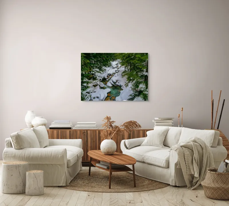 Tablou Canvas, "Râu înghețat printre brazi verzi", Zăpadă, Pârâu, Pădure, Pietre, Iarnă, Frunziș, Apă, Natură, Verde, Calm., 100 x 70 cm – poza 3