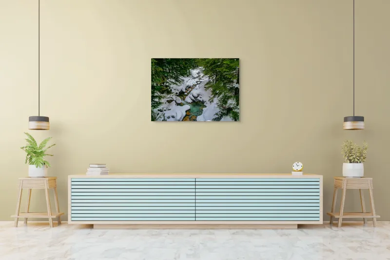 Tablou Canvas, "Râu înghețat printre brazi verzi", Zăpadă, Pârâu, Pădure, Pietre, Iarnă, Frunziș, Apă, Natură, Verde, Calm., 100 x 70 cm – poza 4