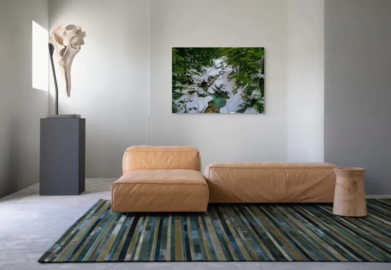 Tablou Canvas, "Râu înghețat printre brazi verzi", Zăpadă, Pârâu, Pădure, Pietre, Iarnă, Frunziș, Apă, Natură, Verde, Calm., 100 x 70 cm – poza 7