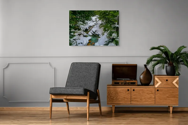 Tablou Canvas, "Râu înghețat printre brazi verzi", Zăpadă, Pârâu, Pădure, Pietre, Iarnă, Frunziș, Apă, Natură, Verde, Calm., 100 x 70 cm – poza 8