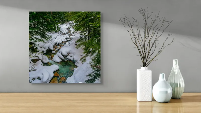 Tablou Canvas, "Râu înghețat printre brazi verzi", Zăpadă, Pârâu, Pădure, Pietre, Iarnă, Frunziș, Apă, Natură, Verde, Calm., 50 x 50 cm – poza 3