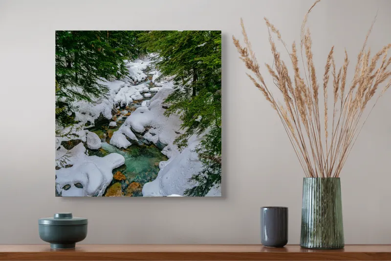 Tablou Canvas, "Râu înghețat printre brazi verzi", Zăpadă, Pârâu, Pădure, Pietre, Iarnă, Frunziș, Apă, Natură, Verde, Calm., 50 x 50 cm – poza 4