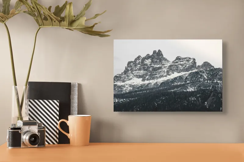 Tablou Canvas, "Muntele înzăpezit în lumina dimineții", Munte, Zăpadă, Stânci, Pini, Nor, Cărări, Culmi, Rece, Măreție, Natură, 39 x 26 cm – poza 3