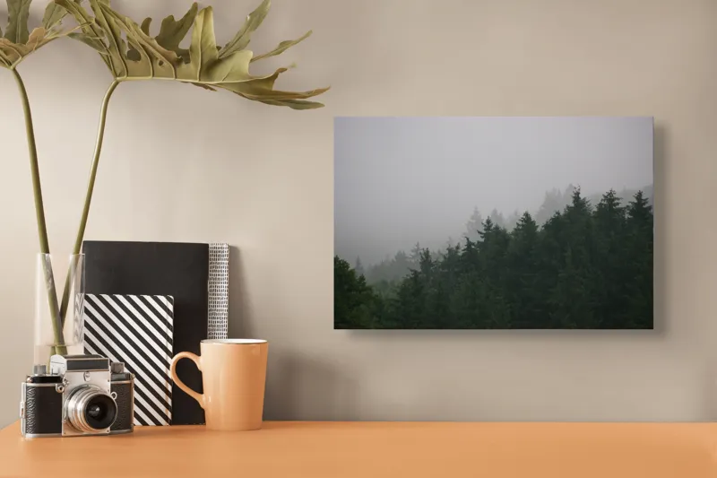 Tablou Canvas, "Misterul pădurii în ceață densă", Ceață, Arbori, Verde, Pădure, Mister, Liniște, Natură, Calm, Vânt, Umbră, 39 x 26 cm – poza 3