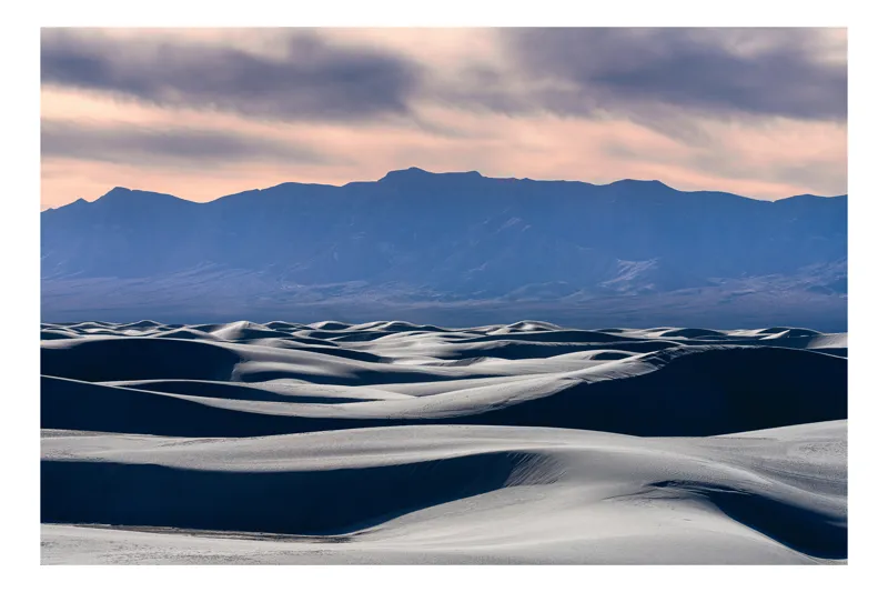 Tablou Canvas, "Valuri de nisip sub cerul albastru", Dune, Nisip, Vânt, Munți, Cer, Apus, Texturi, Umbre, Natură, Peisaj, Liniște, Infinit, Frumusețe, Contraste, Horizon, 150 x 100 cm