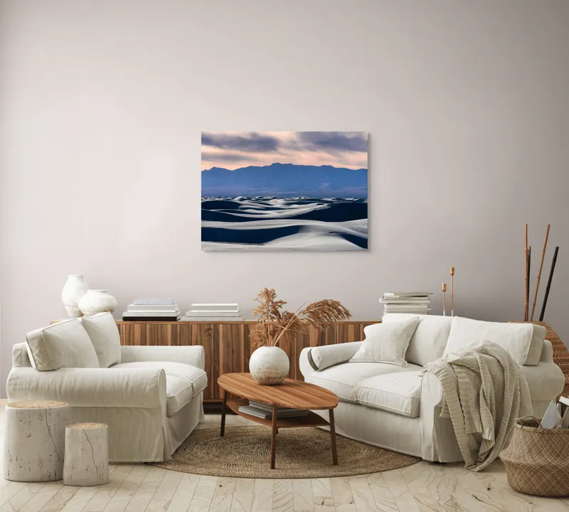 Tablou Canvas, "Valuri de nisip sub cerul albastru", Dune, Nisip, Vânt, Munți, Cer, Apus, Texturi, Umbre, Natură, Peisaj, Liniște, Infinit, Frumusețe, Contraste, Horizon, 100 x 70 cm – poza 3