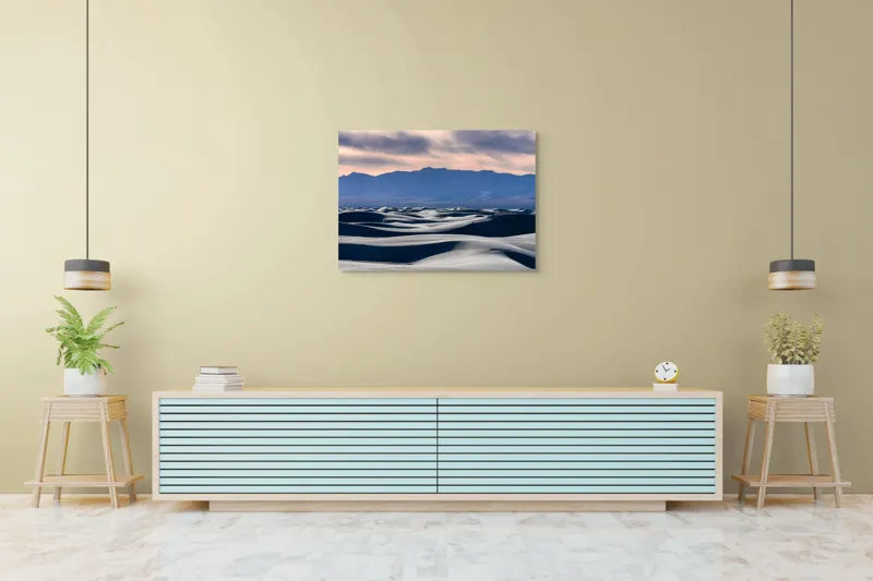 Tablou Canvas, "Valuri de nisip sub cerul albastru", Dune, Nisip, Vânt, Munți, Cer, Apus, Texturi, Umbre, Natură, Peisaj, Liniște, Infinit, Frumusețe, Contraste, Horizon, 100 x 70 cm – poza 4