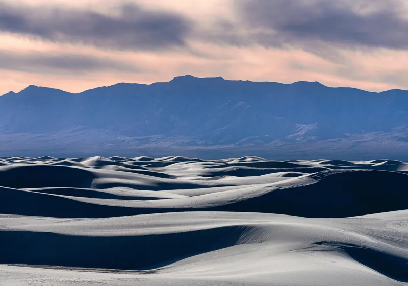Tablou Canvas, "Valuri de nisip sub cerul albastru", Dune, Nisip, Vânt, Munți, Cer, Apus, Texturi, Umbre, Natură, Peisaj, Liniște, Infinit, Frumusețe, Contraste, Horizon, 100 x 70 cm – poza 2