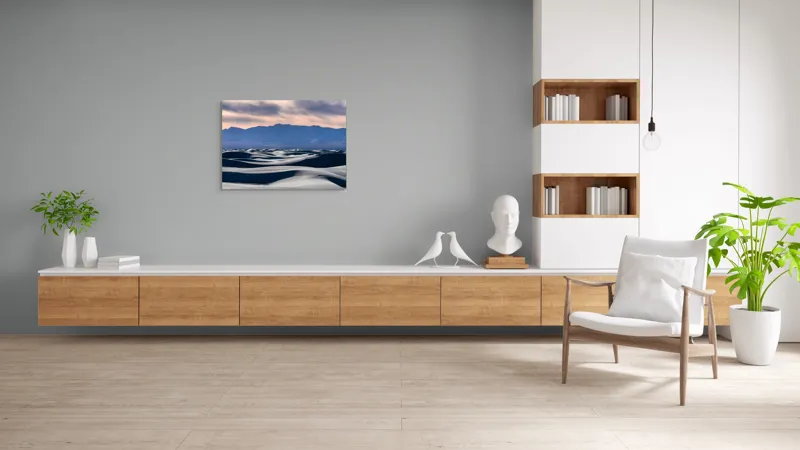 Tablou Canvas, "Valuri de nisip sub cerul albastru", Dune, Nisip, Vânt, Munți, Cer, Apus, Texturi, Umbre, Natură, Peisaj, Liniște, Infinit, Frumusețe, Contraste, Horizon, 100 x 70 cm – poza 6