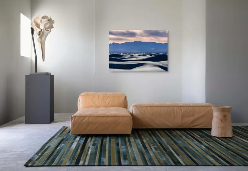 Tablou Canvas, "Valuri de nisip sub cerul albastru", Dune, Nisip, Vânt, Munți, Cer, Apus, Texturi, Umbre, Natură, Peisaj, Liniște, Infinit, Frumusețe, Contraste, Horizon, 100 x 70 cm – poza 7