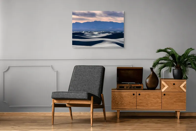 Tablou Canvas, "Valuri de nisip sub cerul albastru", Dune, Nisip, Vânt, Munți, Cer, Apus, Texturi, Umbre, Natură, Peisaj, Liniște, Infinit, Frumusețe, Contraste, Horizon, 100 x 70 cm – poza 8