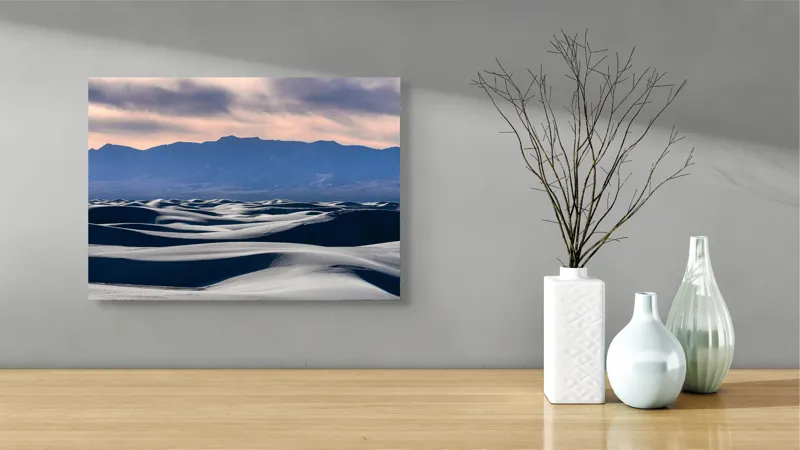 Tablou Canvas, "Valuri de nisip sub cerul albastru", Dune, Nisip, Vânt, Munți, Cer, Apus, Texturi, Umbre, Natură, Peisaj, Liniște, Infinit, Frumusețe, Contraste, Horizon, 54 x 39 cm – poza 3